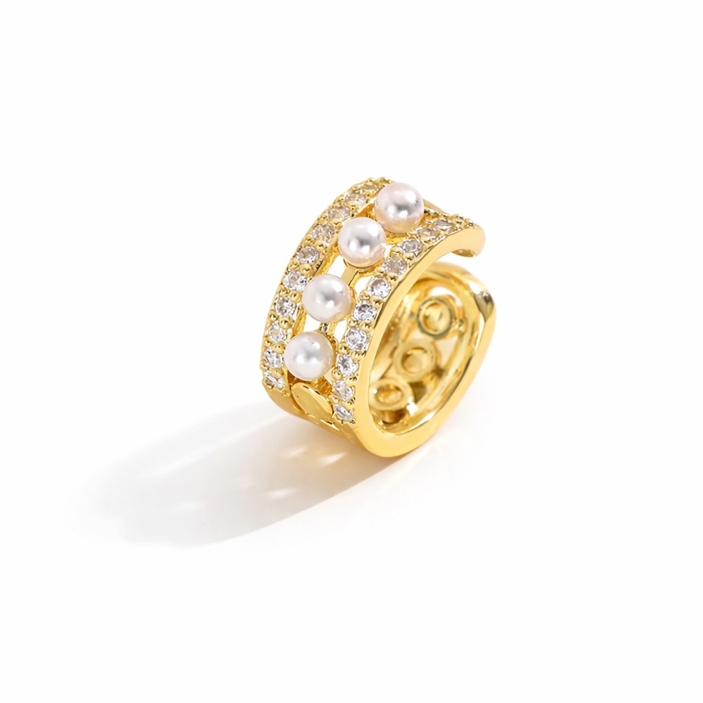 ⚜️ Elegant Gold and Pearl Cuff Earring